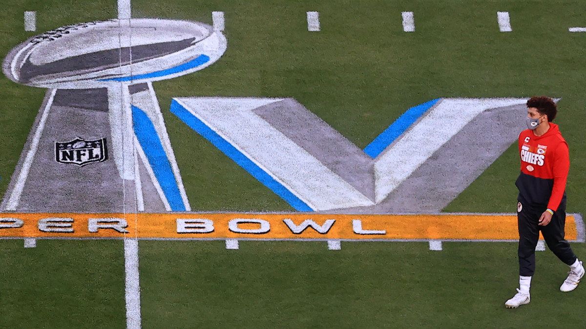 Fan Runs Onto The Field During Super Bowl Lv And Gets Chased By Security Complex But it wasn't until the opening game day of the 2018 season that a man first stepped on to the field. fan runs onto the field during super