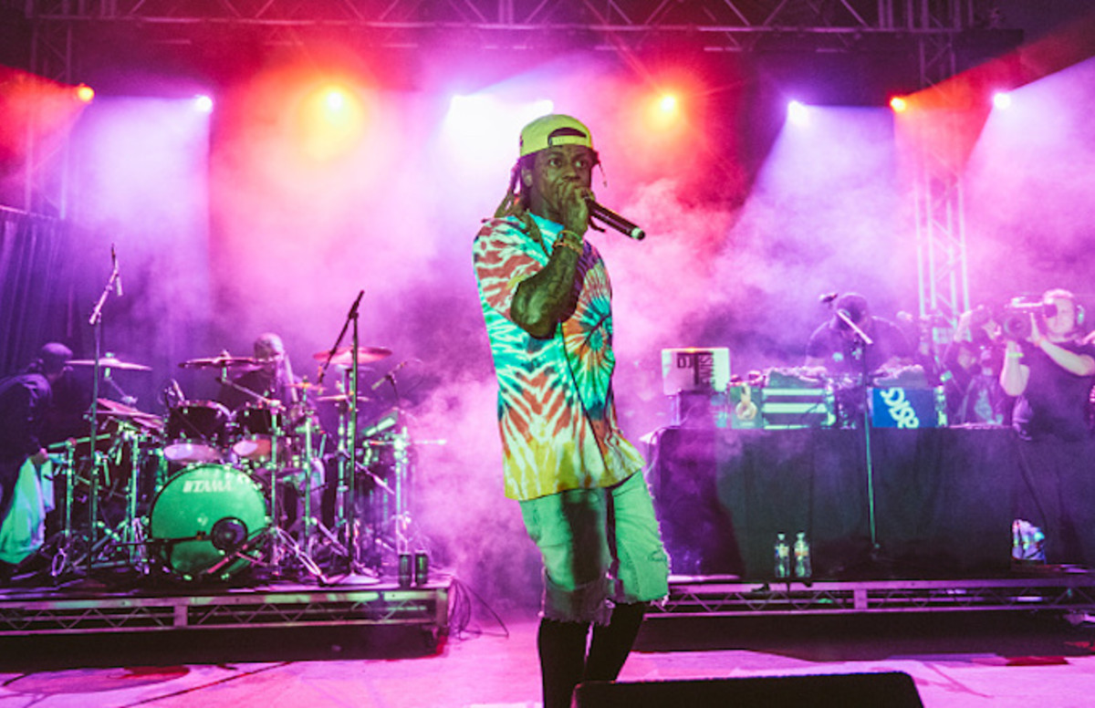 Lil Wayne Cuts Show Short After Someone Throws a Drink at Him | Complex
