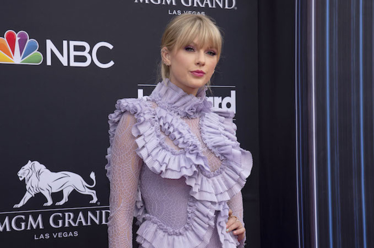 Taylor Swift Says Scott Borchetta Had '300 Million Reasons ...