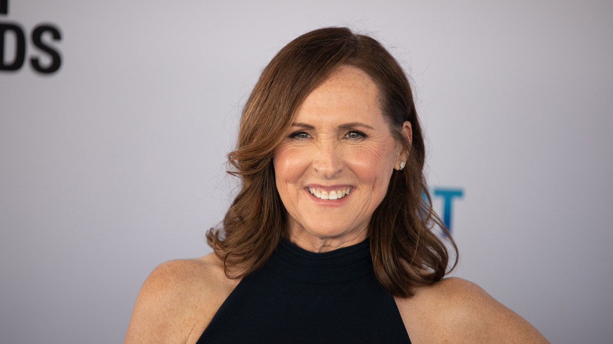 Molly shannon sings through her problems with snl cast during monologue complex