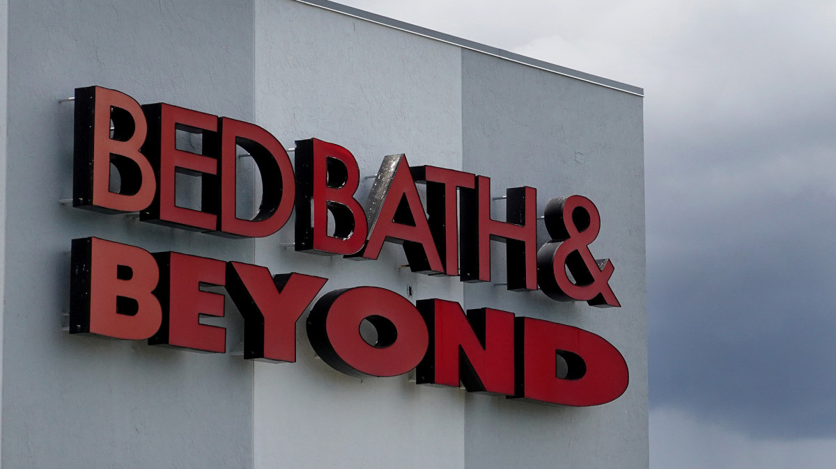 Bed Bath & Beyond CFO Dies After Apparent Fall From Building Complex