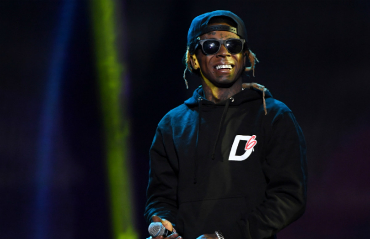Lil Wayne Goes 0100 When Somebody Throws a Water Bottle Onstage Complex