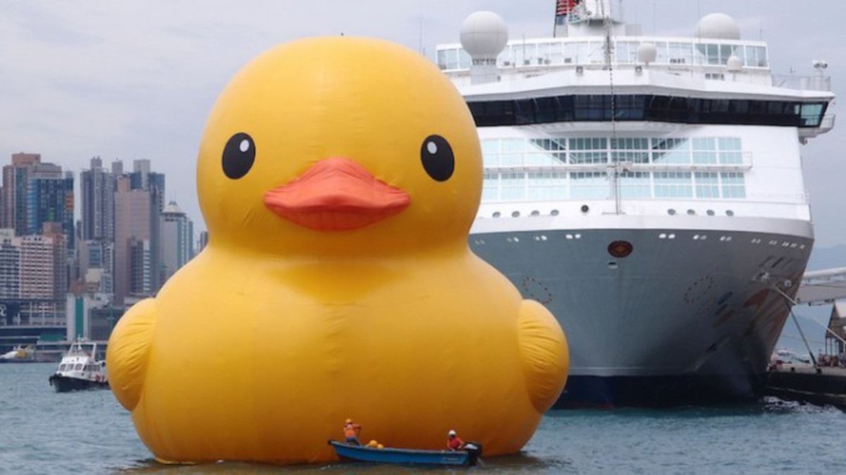 Ontario Government Brings In The World s Largest Rubber Duck To Tour