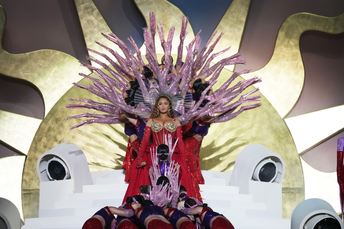 Beyoncedubaiatlantisroyalconcertred 7 Highlights From Beyoncé’s Exclusive Dubai Performance