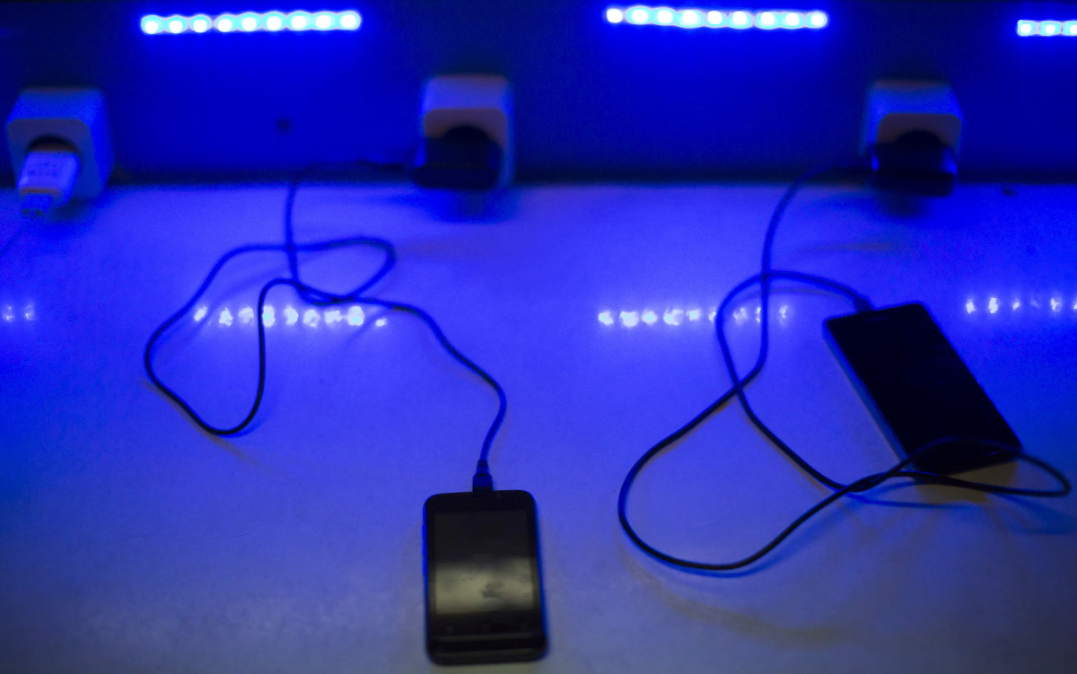 Here’s Why FBI Is Warning Against Public Phone Charging Stations Complex