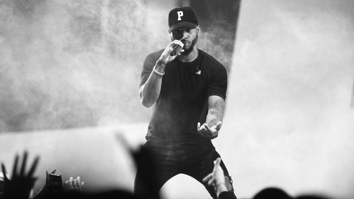 Listen to Bryson Tiller’s ‘Anniversary (Deluxe)’ f/ Big Sean Complex