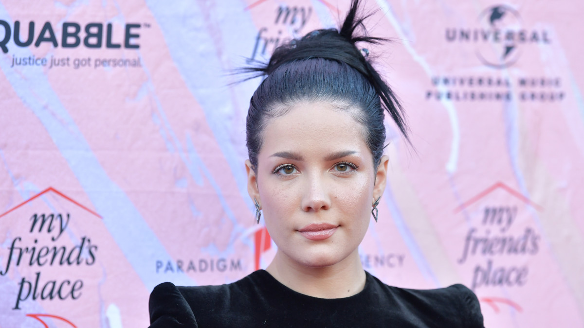 Halsey Shuts Down Heckler Who Screamed G-Eazy's Name ...