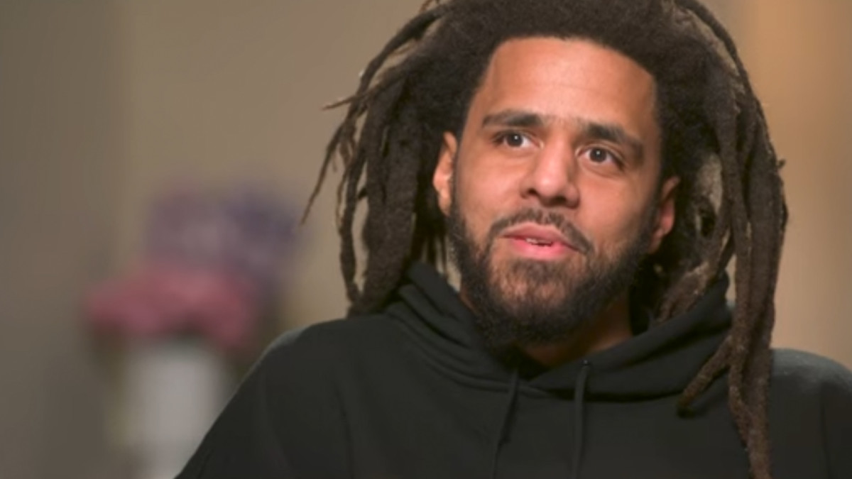 J. Cole révèle comment fumer des cigarettes à l'âge de 6 ans a changé
