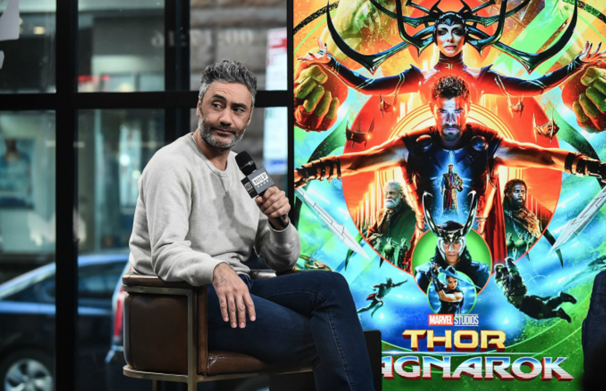 The Grandmaster Goes Over Universal Hand Gestures In Thor Ragnarok Bonus Extended Scene Complex