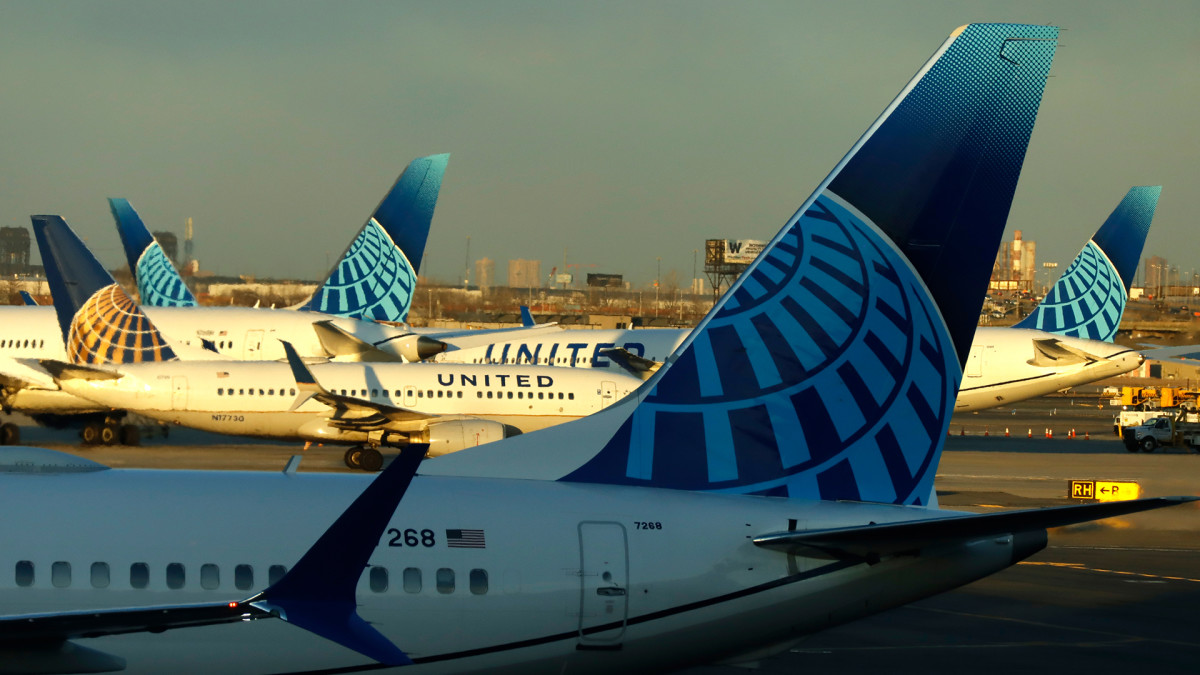 Battery Catches Fire on United Airlines Flight, Four People