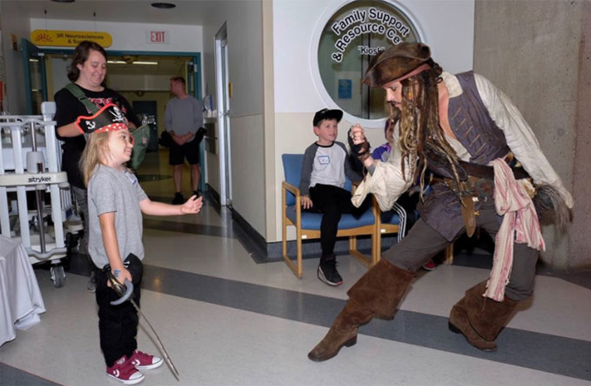 Johnny Depp Dresses Up As Jack Sparrow And Surprises Kids At Hospital Complex
