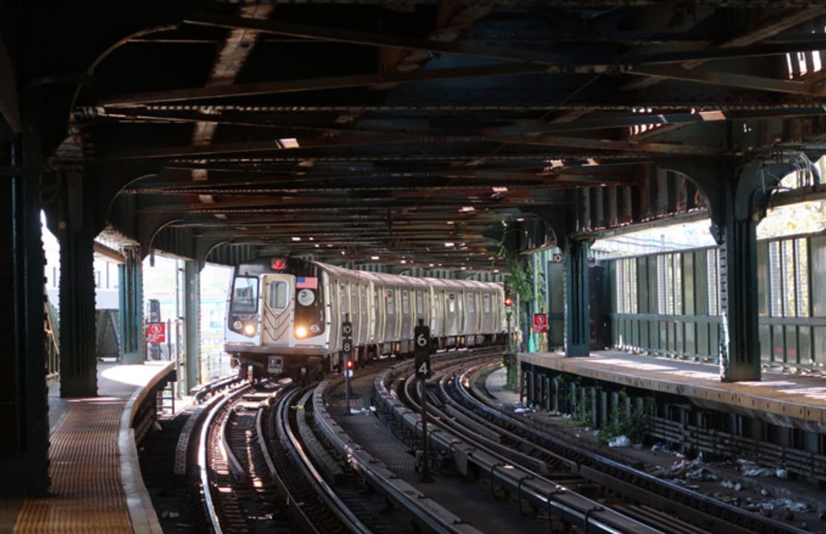 New York Dad Dies After Jumping In Front Of Train Holding 5 Year
