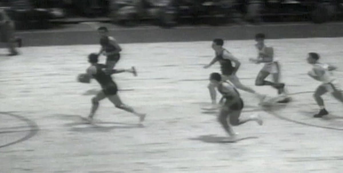 70 years ago, the Toronto Huskies took on the New York Knicks. Complex CA