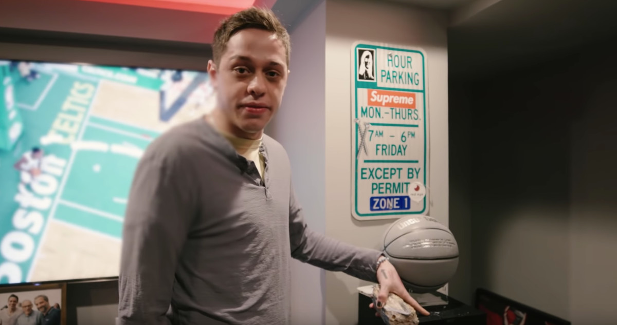 Get Wallpaper Pete Davidson Gives Tour Of His Staten Island Apartment In Desktop Wallpaper