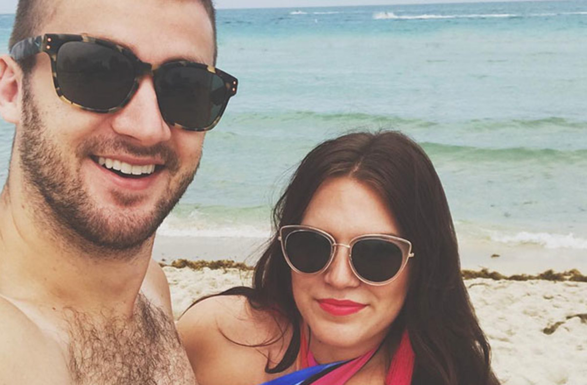 Viral Tribute to His Curvy Wife