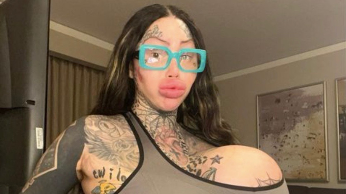 instagram-model-goes-viral-after-revealing-her-38j-breast-implant