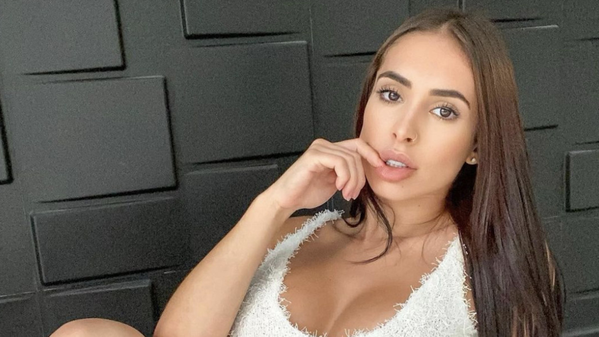 OnlyFans Model Fires Gun at Armed Burglars While ...