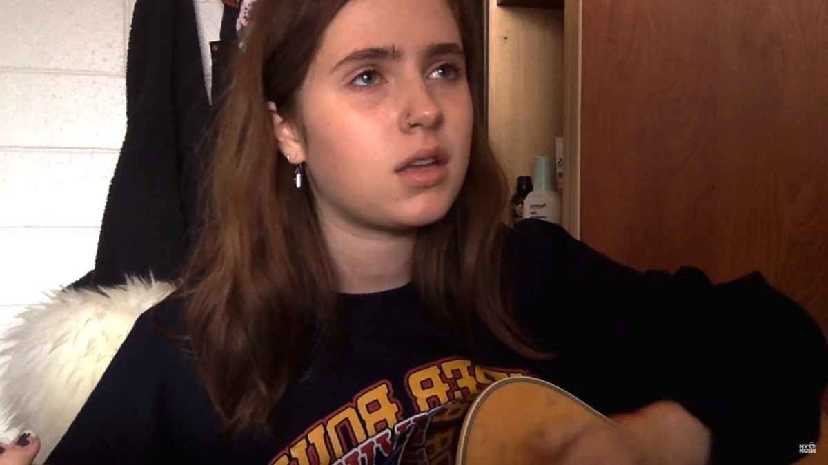 Watch Clairo Perform “Bubble Gum” For The BedstockChallenge Complex