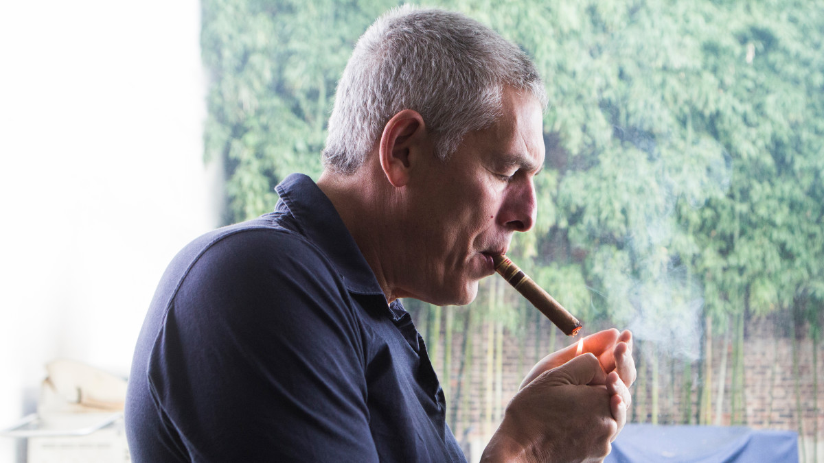 Lyor Cohen en fumant
