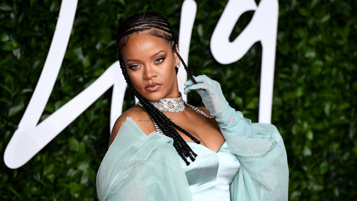Rihanna Says She S Very Aggressively Working On Music Wants 3 4 Kids Complex