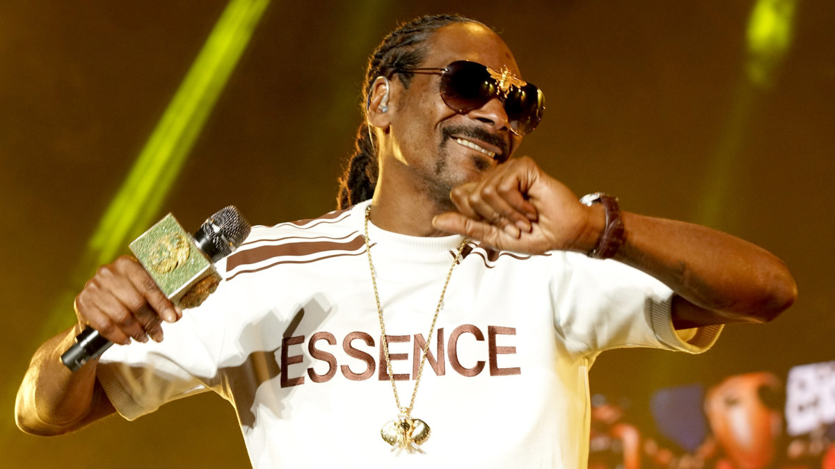 Watch Snoop Dogg Do Play-by-Play on ‘Milk Crate Challenge’ Video | Complex