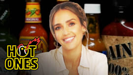 Jessica Alba Applies Lip Gloss While Eating Spicy Wings Hot Ones Complex