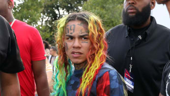 Tekashi 6ix9ine S Girlfriend Gets Rapper S Face Tattooed On Her