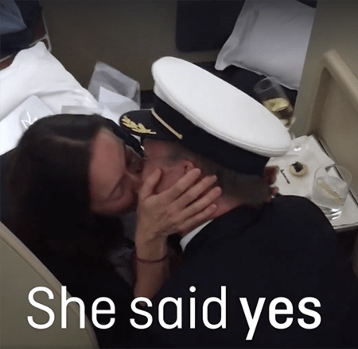This Pilots In Flight Marriage Proposal Proves Love Still Exists Complex 