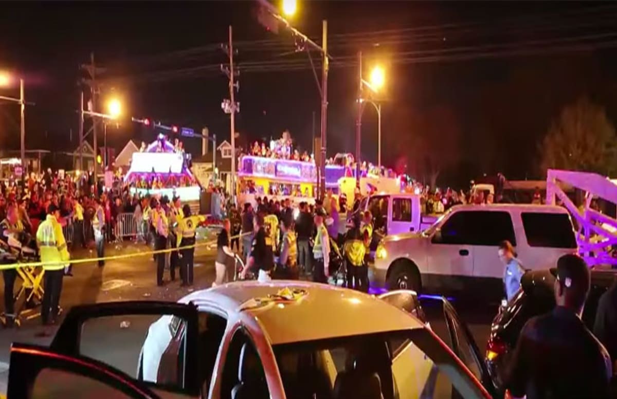 mardi gras parade crowd