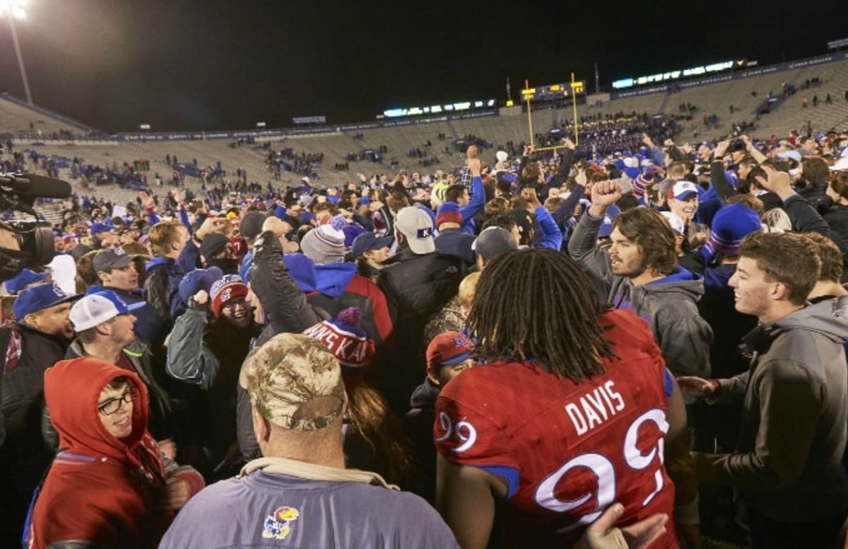 Watch Kansas Fans Turn Up and Tear Down a Goal Post After Beating Texas
