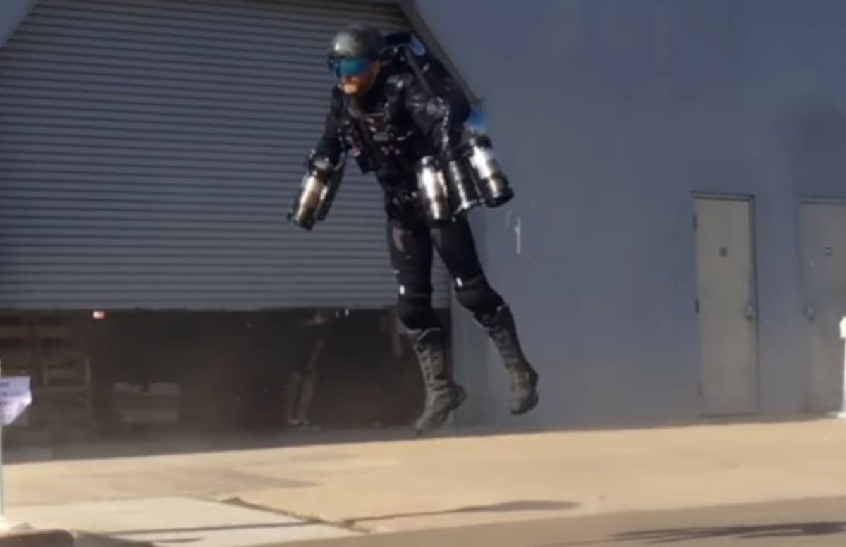 Inventor Richard Browning Brought a Flying 'Iron Man' Exosuit to Comic-Con | Complex