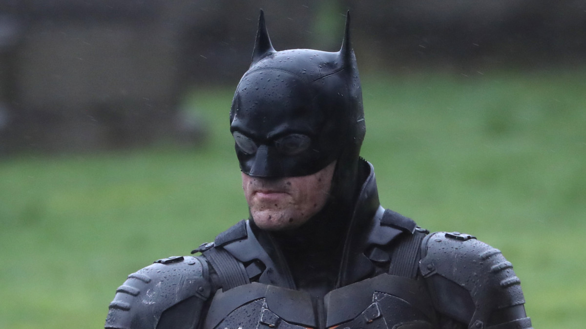 Here's A Better Look At Robert Pattinson's 'The Batman' Batsuit And ...