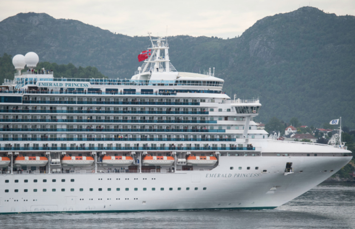 Passengers Airlifted From Cruise Ship Stranded in Norway | Complex