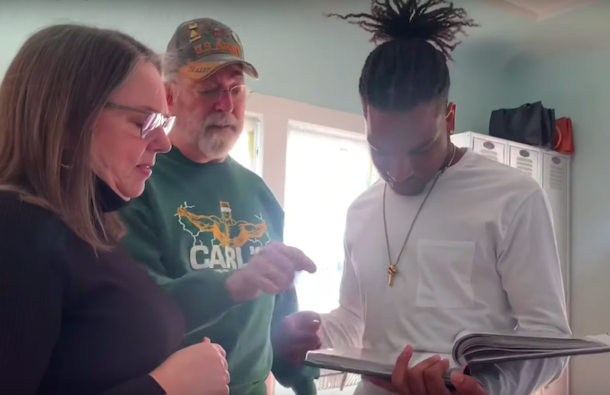 Grandma Spends Another Thanksgiving With Stranger She ...