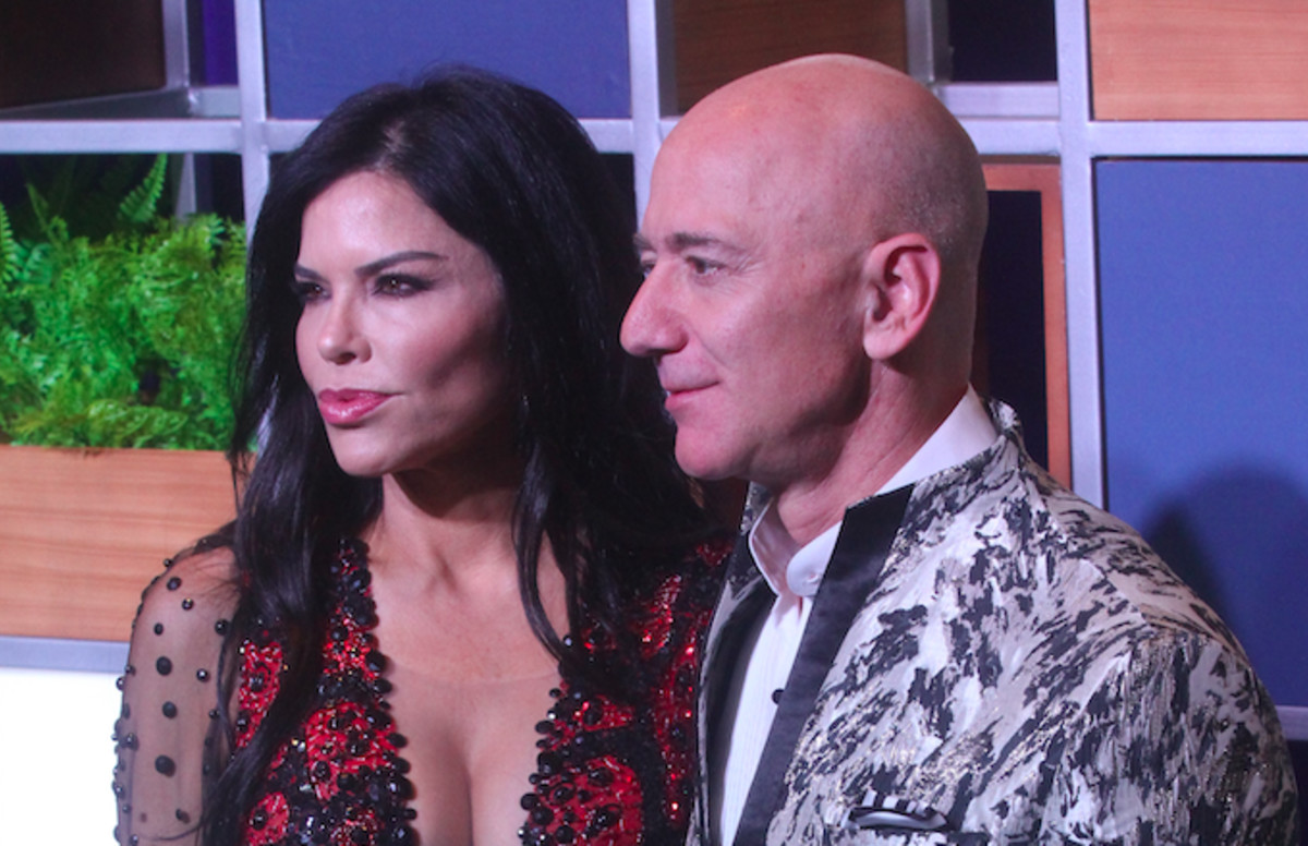 Feds Say Jeff Bezos' Girlfriend Sent Explicit Photos of ...