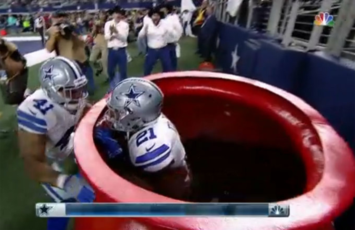 NFL Won't Fine Ezekiel Elliott for Jumping Into Salvation Army Kettle