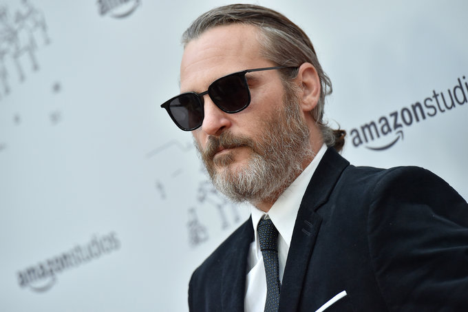 The First Photo Of Joaquin Phoenixs Joker Is Incredibly