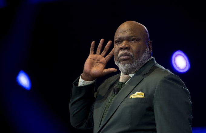 T.D. Jakes Roasted for Choice of Preaching Attire | Complex