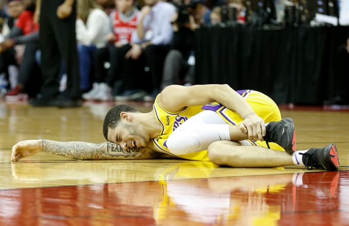 Lonzo Ball suýt đi mổ lậu mà Lakers không biết, câu chuyện kỳ dị của nhà Big Baller Brand được hé lộ