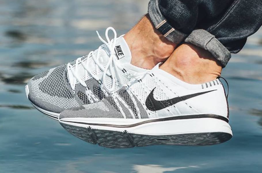 nike flyknit trainer black and white
