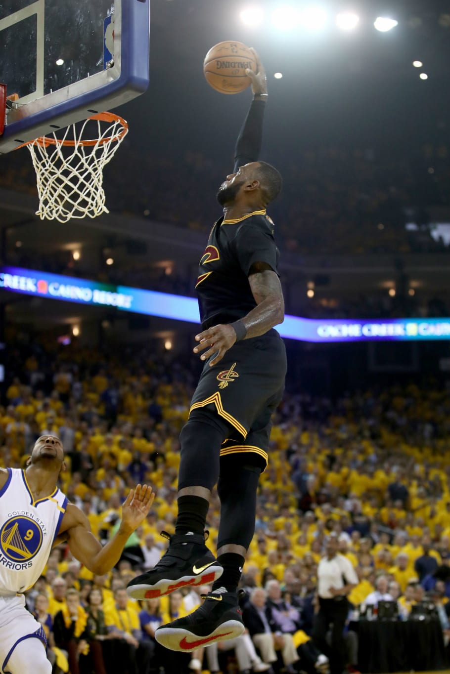 extinción pétalo agitación LeBron James Debuts Nike LeBron Soldier 11 Black Gold Finals PE in Game 2 |  Sole Collector