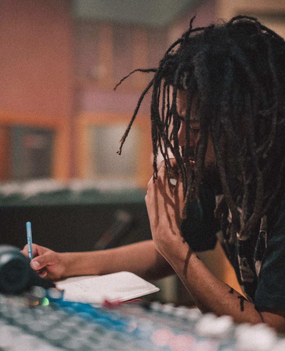 Experiencing Dreamville S Rap Camp Through The Lens Of Chase Fade Complex,Hugging Phone Crying Meme