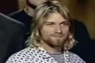 Kurt_Cobain_sleeping_with_guitar