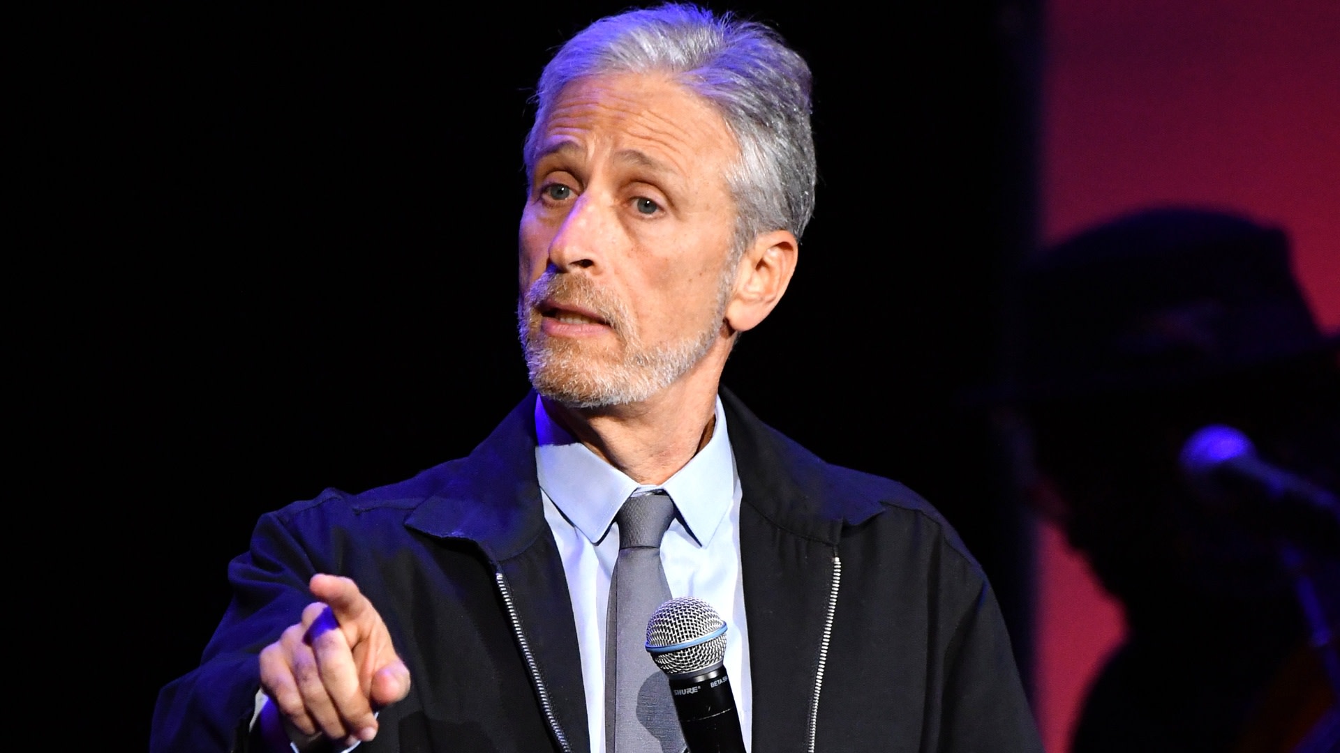 Jon Stewart. Джон Стюарт американский комик. Curry John Stuart.