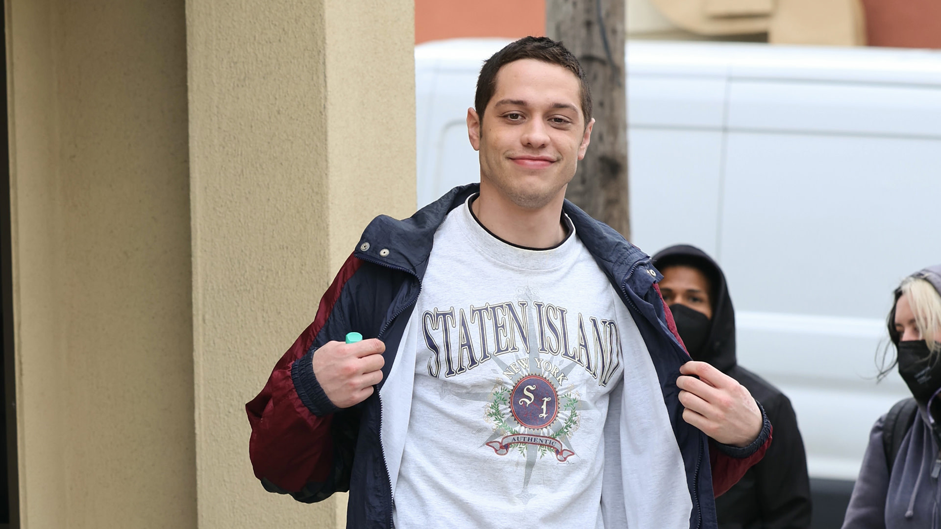 Pete Davidson appears to push away overzealous Knicks fan