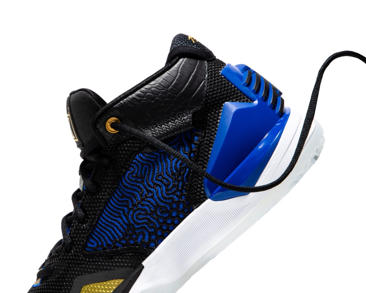 what kind of sneakers does kawhi leonard wear