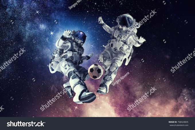 فضانورد بازی فوتبال انجام می دهد